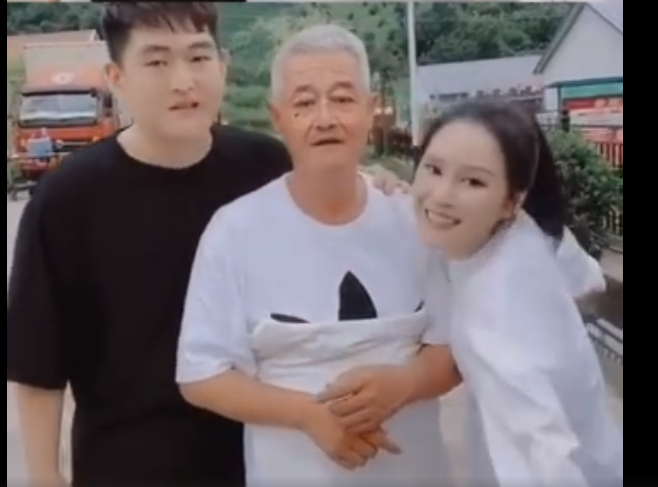 原创想要进军娱乐圈赵本山儿子牛牛频繁直播并模仿老爸似胖版张翰