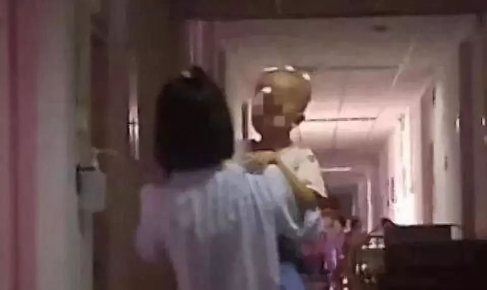 『社会先知道』在质疑中妥协：带孩子走向封针室的父母