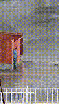 搞笑GIF：​男人：我小雨不怕 ，大雨靠跑，暴雨我才会躲 _段子