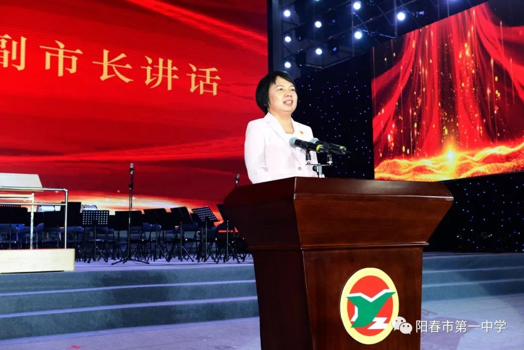程凤英同志致辞最后,万众期待的文艺汇演上演,由李兰,李斌,王雅婷,曹