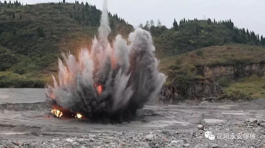 别怕!这是3万5千余发雷管销毁现场._爆破