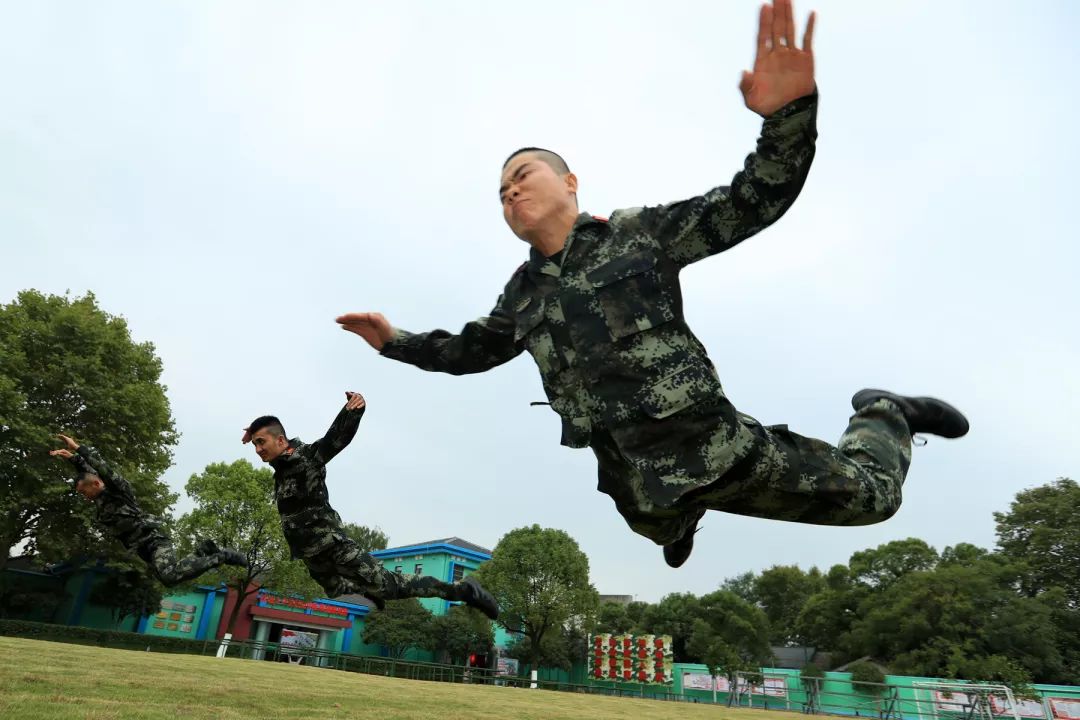 有第一就争被硬核武警哥哥圈粉了