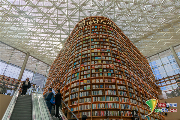 韩国首尔星空庭院图书馆吸引游客拍照打卡