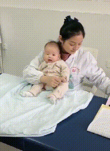 晓露爸爸：原创医生给宝宝做体检，宝宝的“膝跳反射”太萌，网友：怀疑他是演的