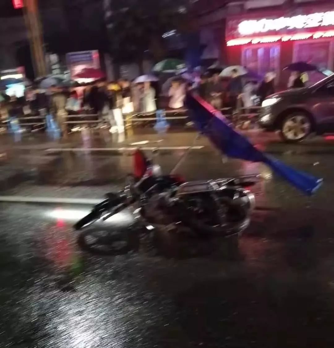 惨烈车祸!资阳安岳皮卡车与摩托车相撞,两人抢救无效身亡