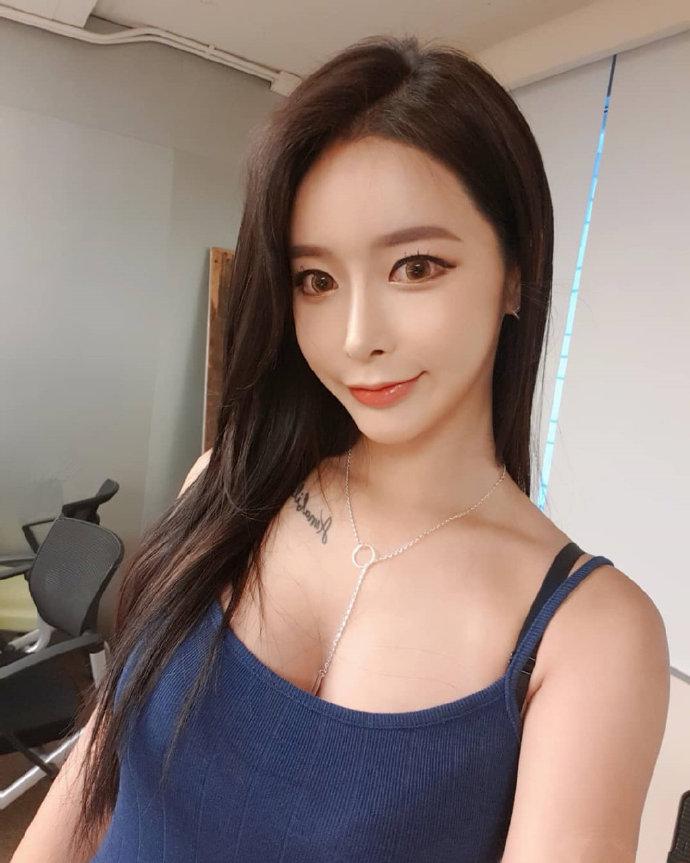 搞笑gif趣图:妹子本想表演一下绝门倒茶手艺,这就尴尬