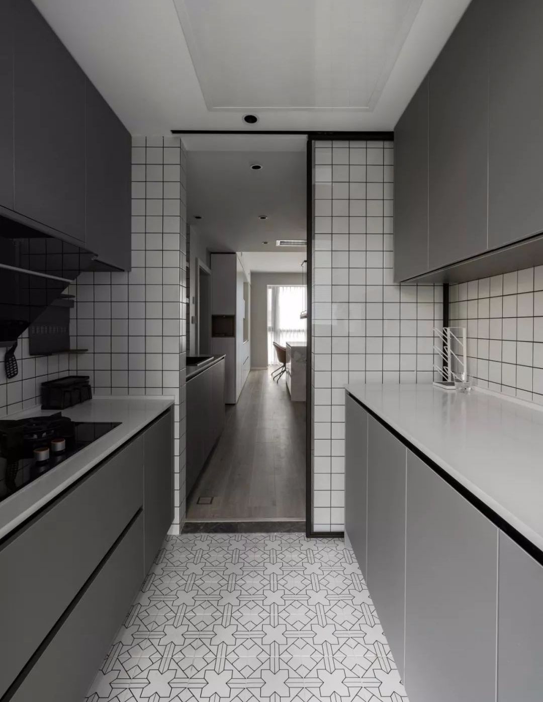 中厨区,延续白色小方砖,地面铺贴防水花砖,脏灰色橱柜门与西厨保持