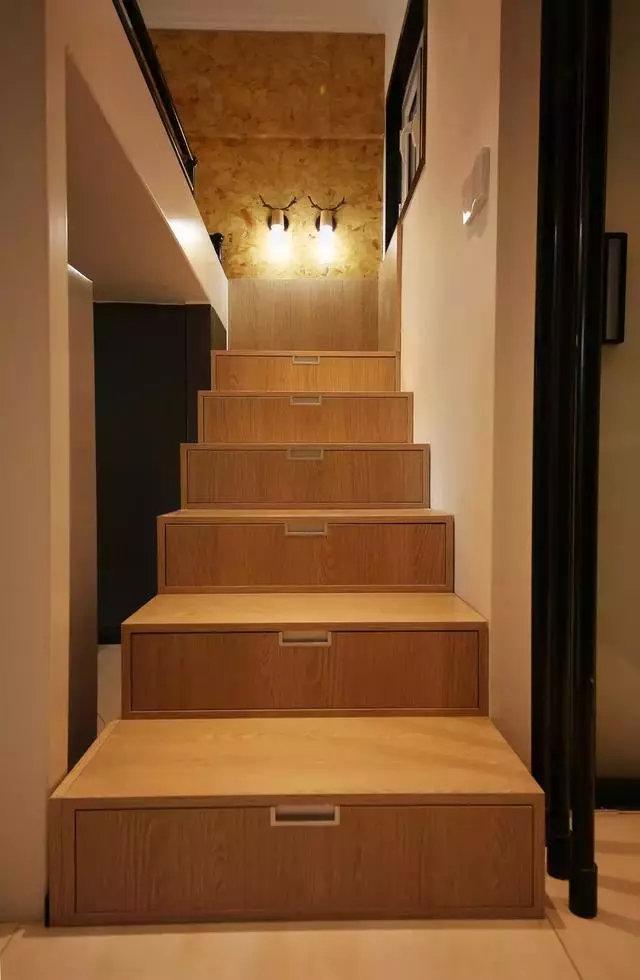 为了保证家里的收纳,楼梯也全部做成了抽屉式.