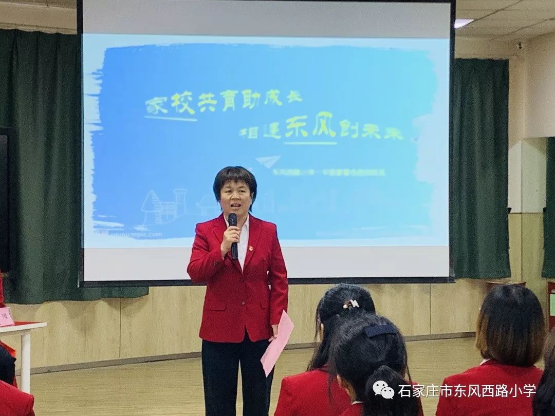 王素娟校长致辞,首先对家长的大力支持表示感谢,接着介绍了学校的基本