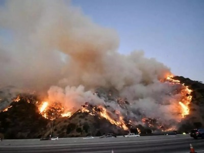 加州山火肆虐，近20萬人被迫撤離，施瓦辛格、詹姆斯也撤了 國際 第1張