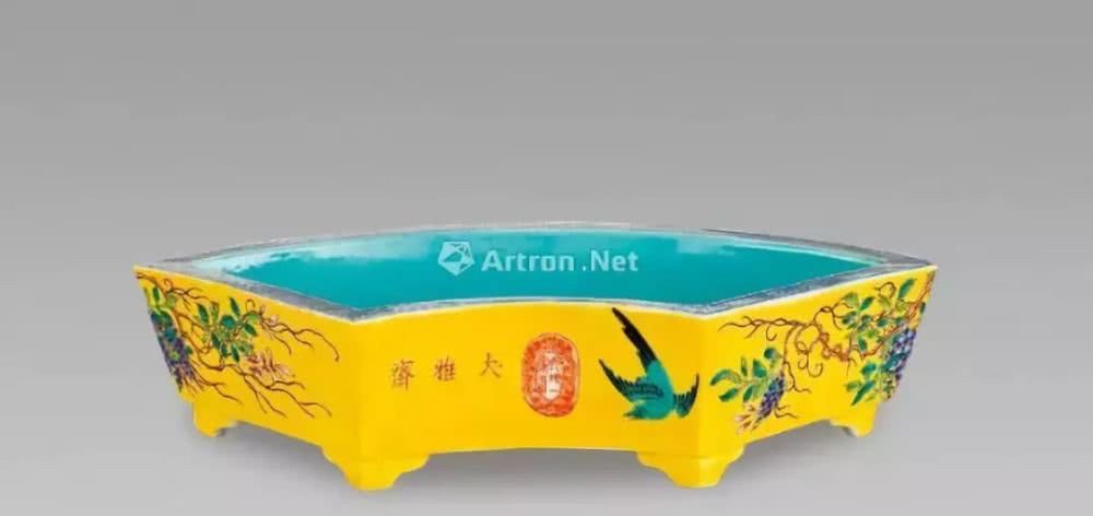 特征: 一,所有这类器物上的署款,铭记,即"永庆长春"款,"大雅斋"铭和"