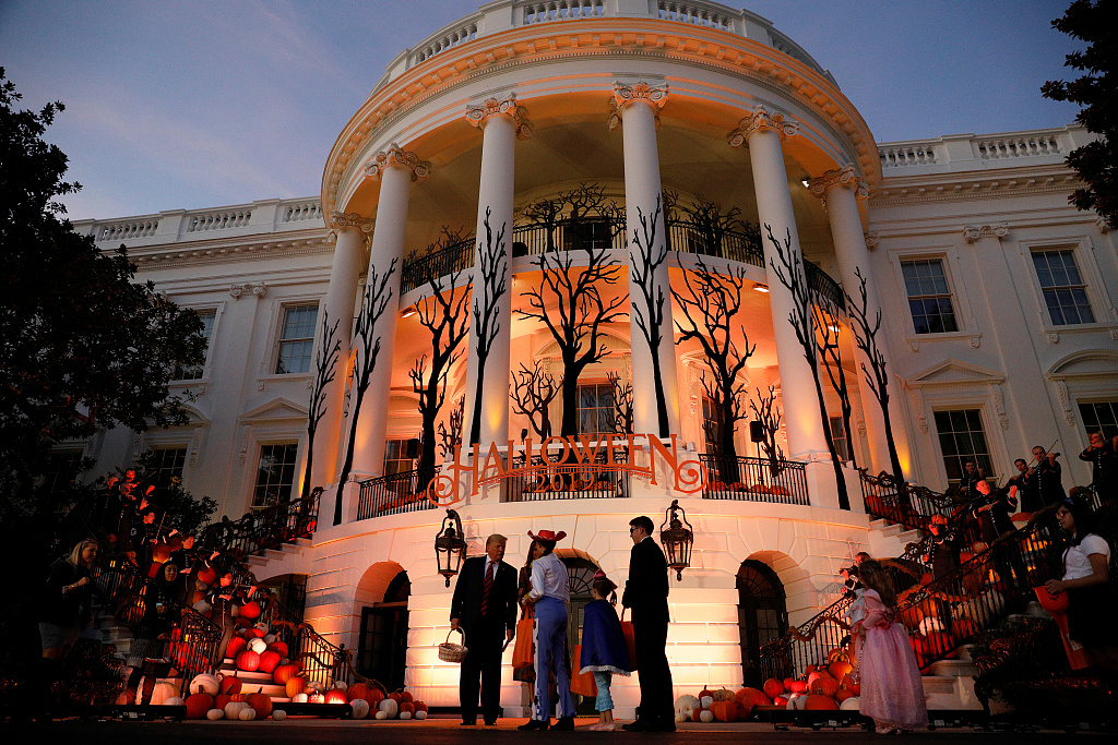 美總統川普在白宮慶祝萬聖節 向學生分發糖果 國際 第4張