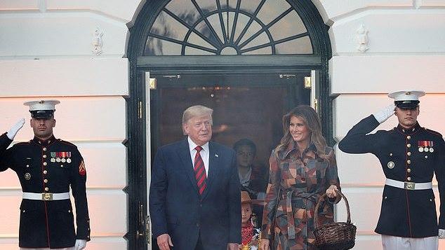 白宫万圣节活动梅拉尼娅发糖果！拼色大衣超优雅，笑得像个孩子了_特朗普