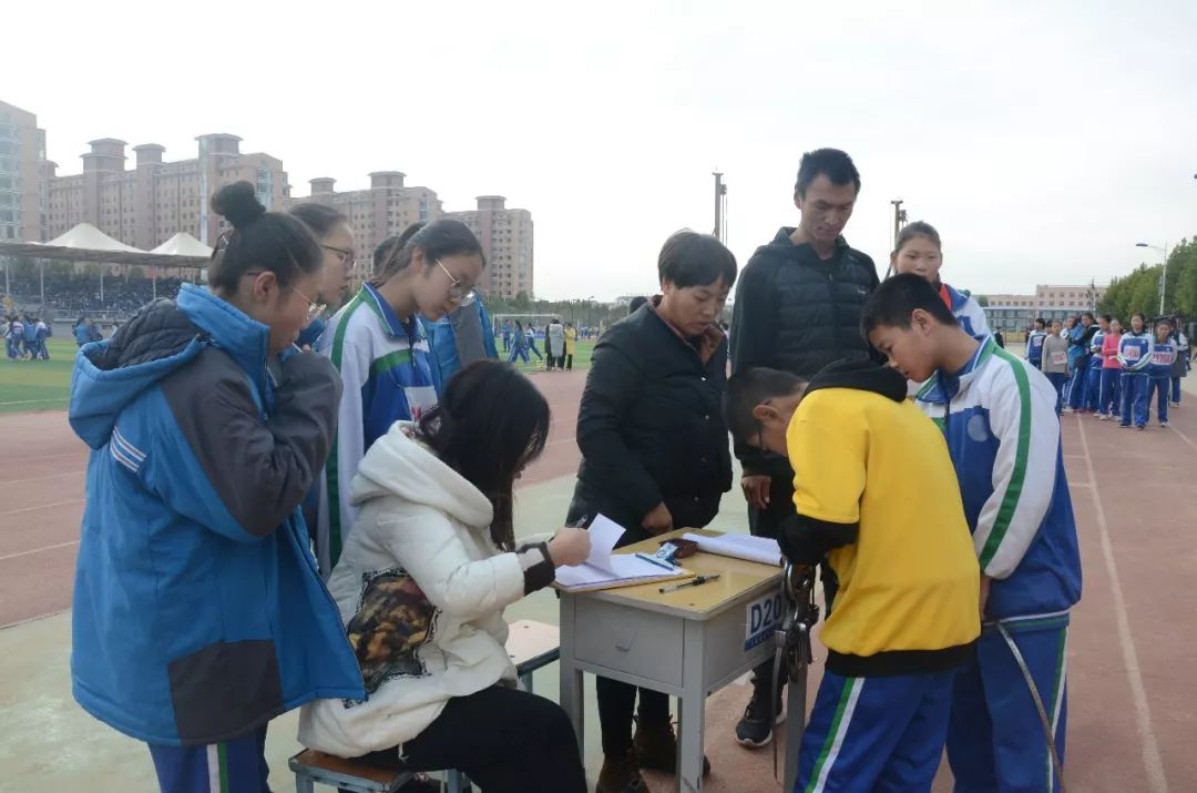 万荣县实验中学教育集团举行第六届秋季田径运动会