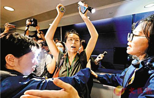 女子粗暴扰乱逼停香港警方记者会警方对事件表遗憾