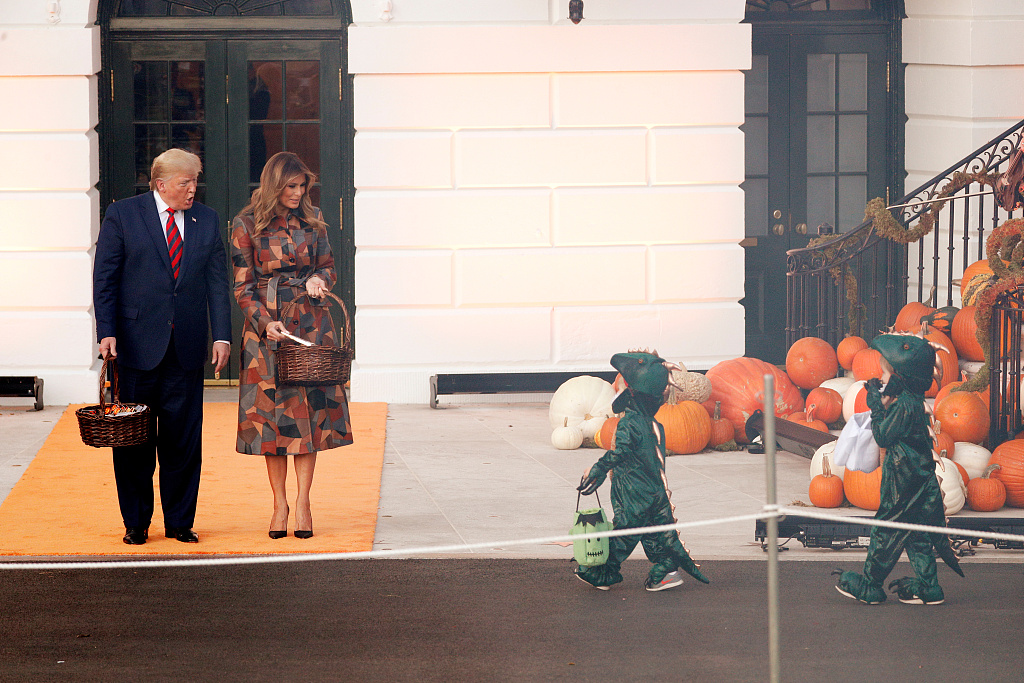 美總統川普在白宮慶祝萬聖節 向學生分發糖果 國際 第3張