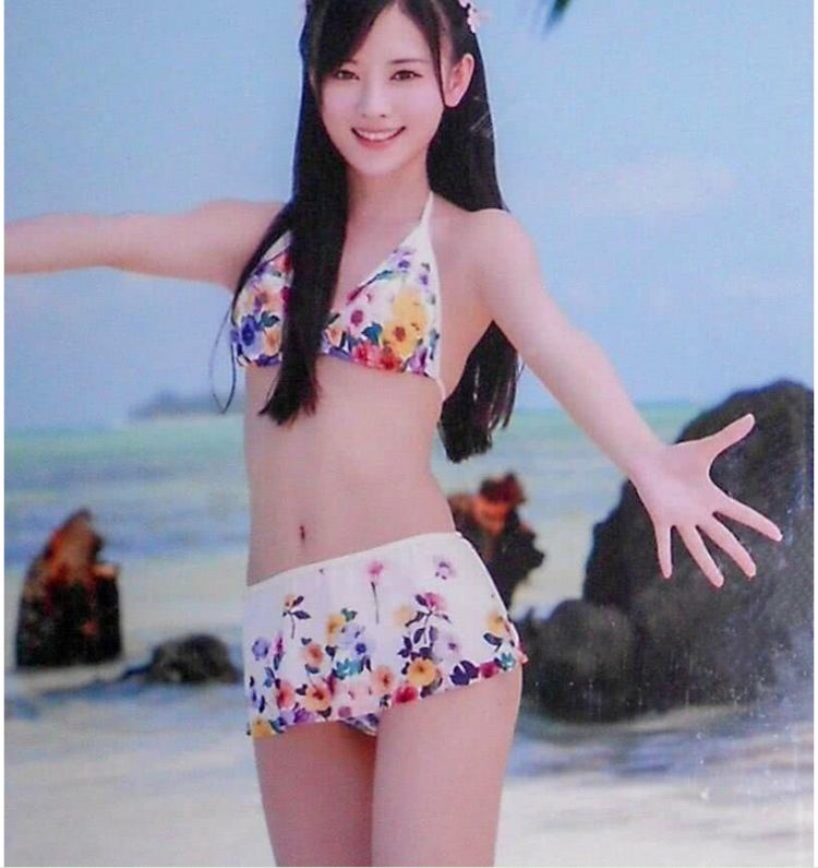 鞠婧祎早年泳衣照被扒,碎花bjn透露无数性感,粉丝:判若两人啊