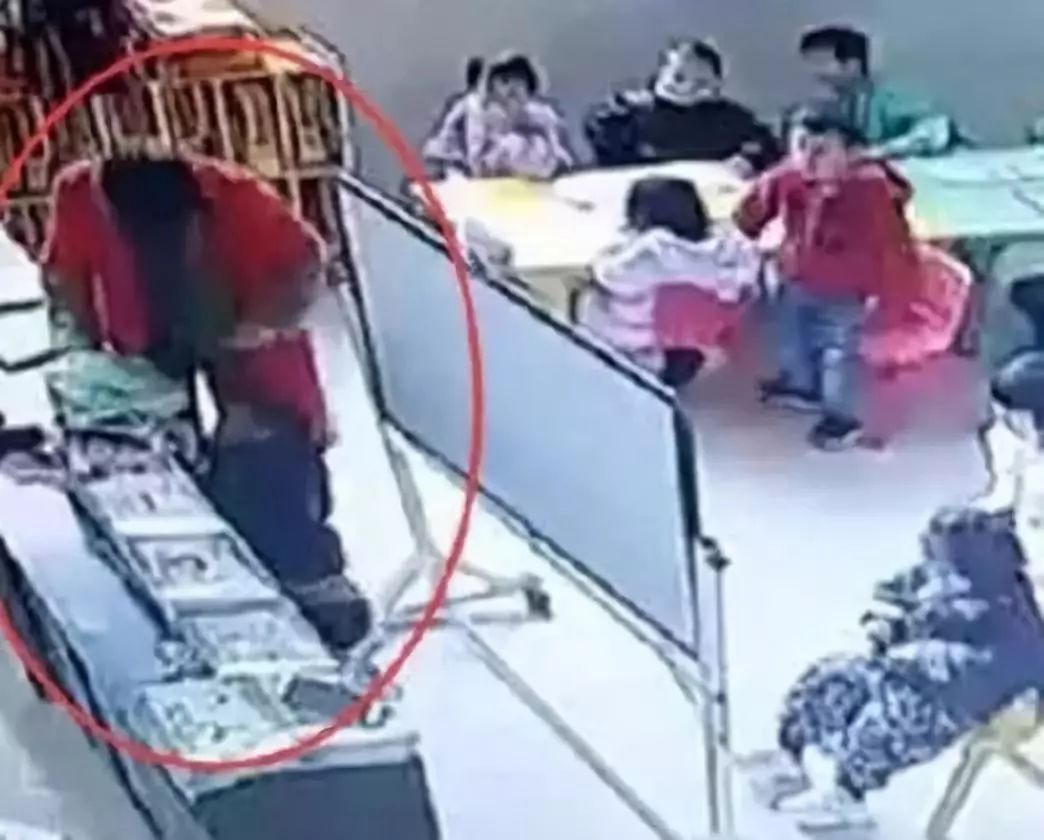 【1024·曝光】幼儿园教师2分钟内殴打4名幼童，还包括园长儿子！（视频）