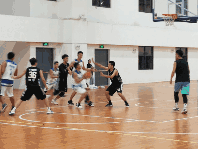 青春在这一刻绽放篮球与地面碰撞拼尽全力争取每分每秒球员们在球场上