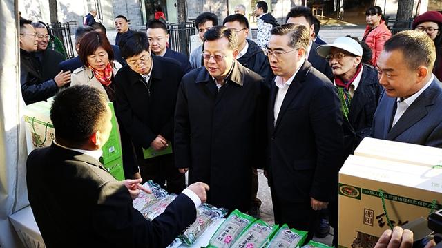 水利部副部长蒋旭光在郧阳区委书记孙道军陪同下出席展销会并现场调研