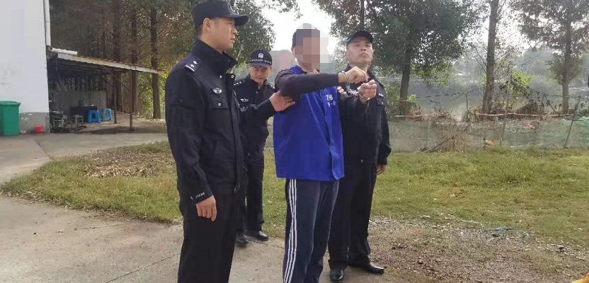 【现场】芜湖警方押解黑恶势力主要犯罪嫌疑人公开辨认现场!