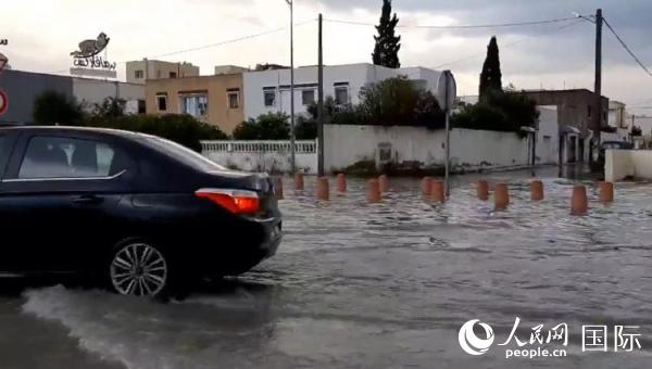 大暴雨导致突尼斯首都交通完全瘫痪