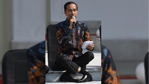 印尼总统高难度盘腿坐姿走红网络，网友纷纷发起挑战
