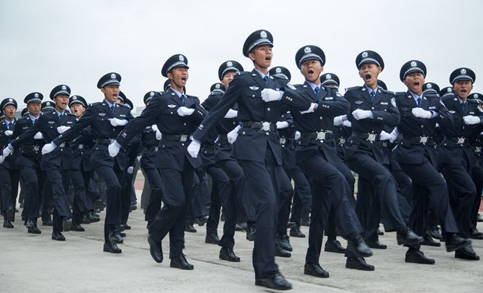 最近两年时间,每逢夏季,各地的警察队伍都会佩戴新式夏季帽.