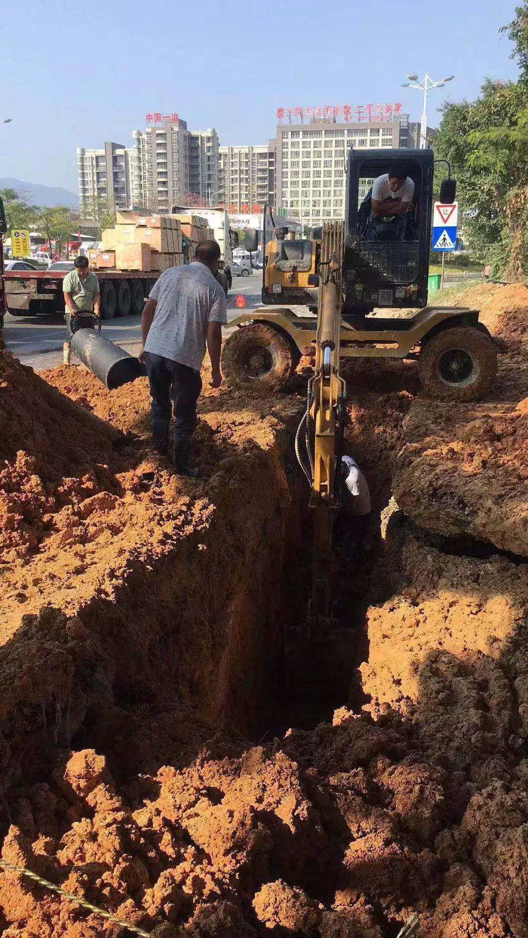 洋美红绿灯旁污水管道堵塞冒溢南安市城市管理局紧急组织抢修