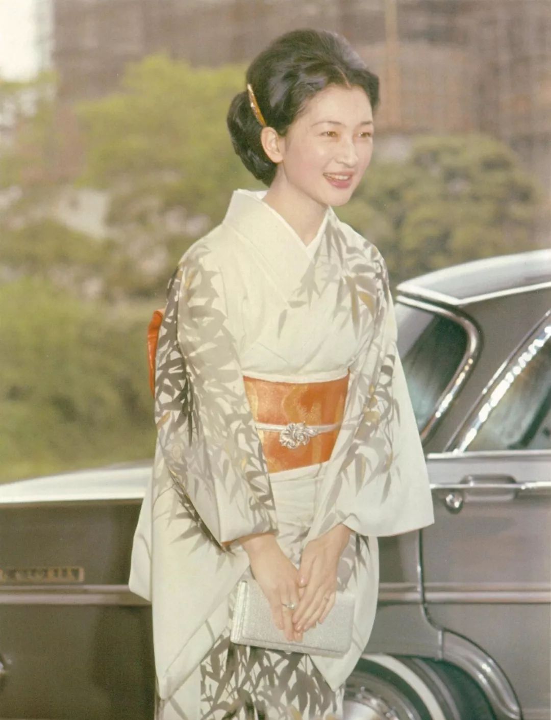 两人的忠贞爱情也感动了昭和天皇,随后便在会议上宣布: 正田美智子
