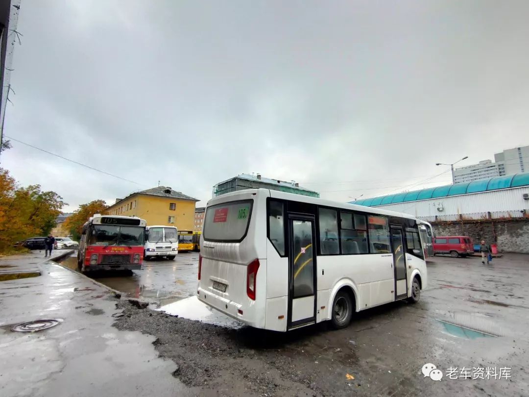 新老并存街拍俄罗斯的公交车