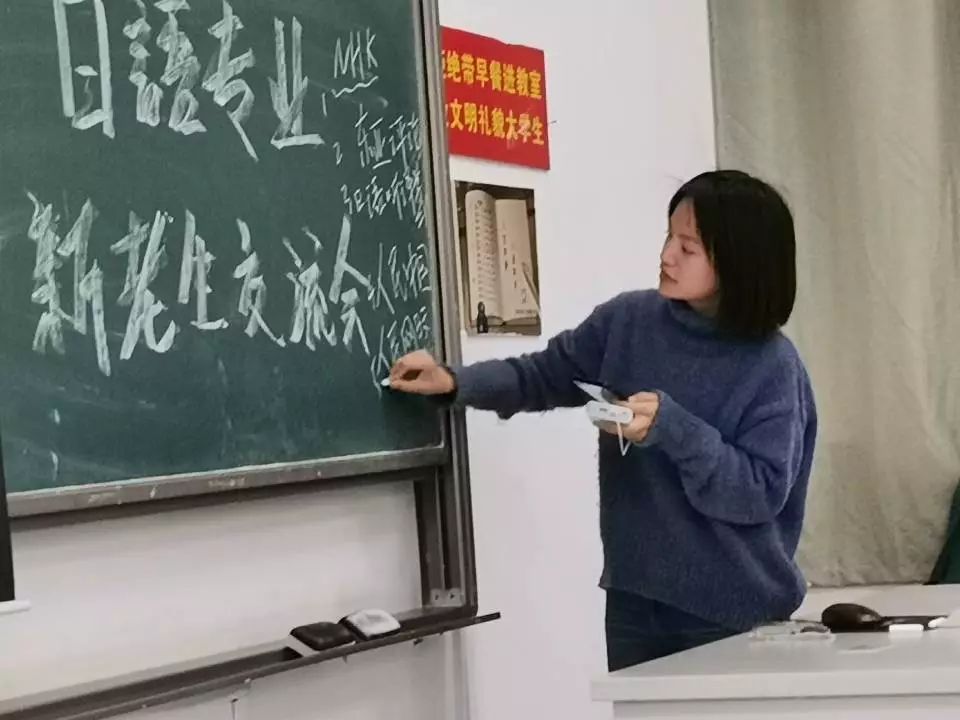 首先,邵嘉豪同学和阳译娴同学结合自身留学经历向新生们介绍了学校的