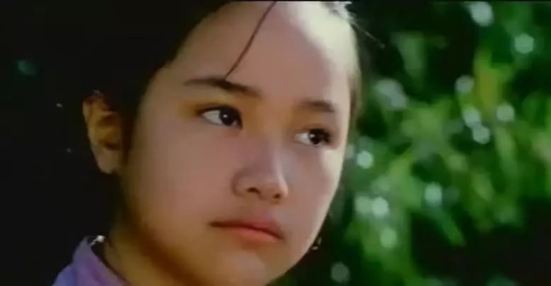 撑船夫的孙女翠翠天真纯美,像边城里碧色连天的水,船总家的二儿子傩送