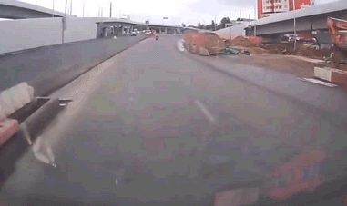 爆笑GIF图：暴怒的司机跳下来把路牌打了一顿_段子