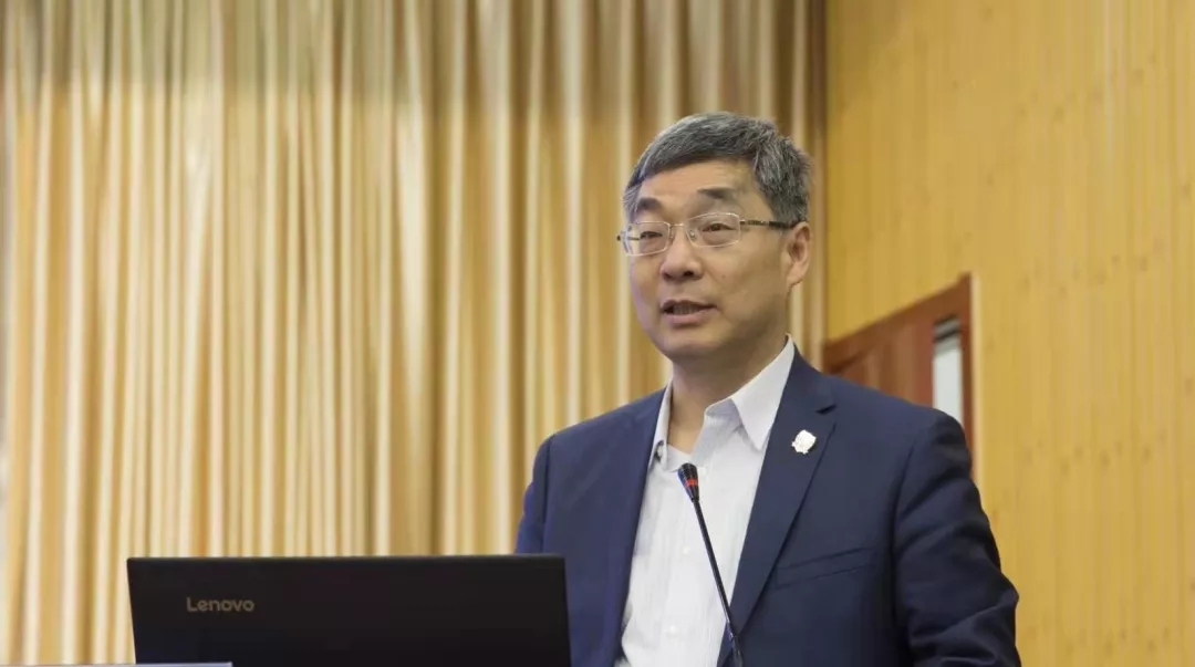 副校长郑金平主持专家讲座