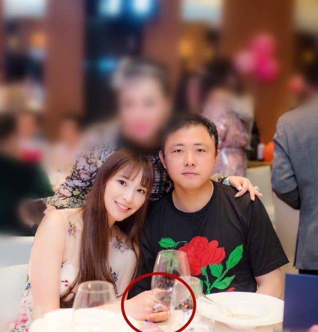 吳佩慈聚餐吃十萬元魚子醬，無名指鑽戒顯眼，網友：要結婚了？ 娛樂 第9張