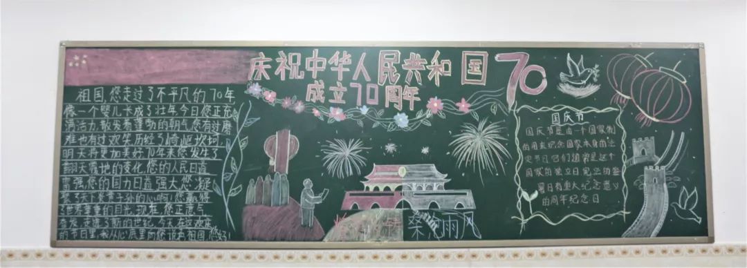 清晨的第一缕阳光洒在天安门前巍峨的华表上,鲜红的五星红旗冉冉升起