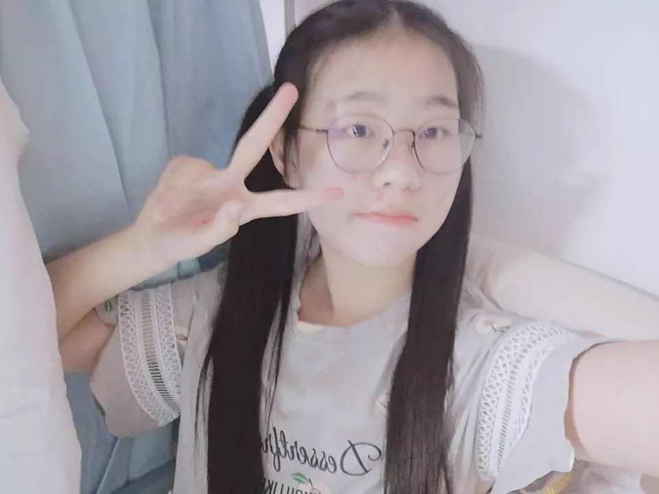 张沥丹←成员介绍让我们一起为人工智能小哥哥小姐姐加油喝彩!