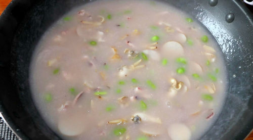 这是芋头汤的做法,与海鲜巧妙搭配,怎么喝都喝不腻,鲜