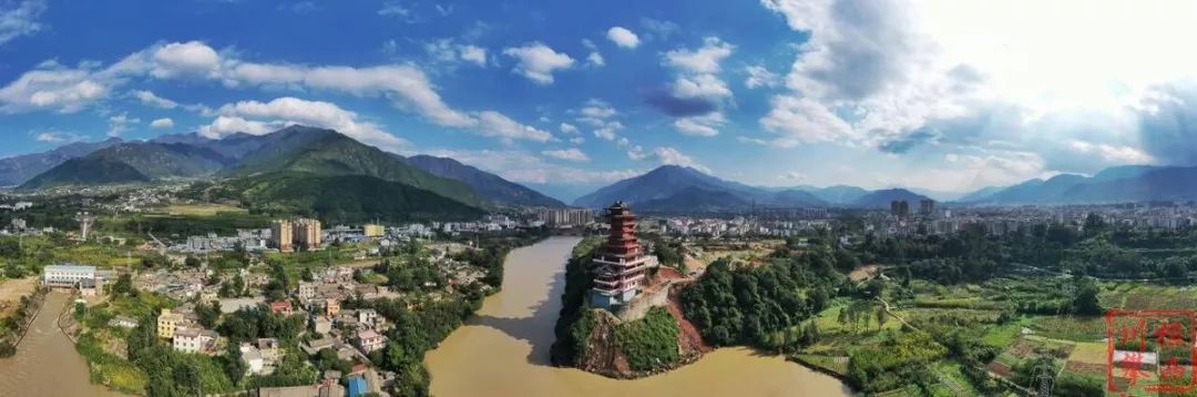 航拍视频丨俯瞰凤凰城 这一楼一阁的历史韵味_德昌