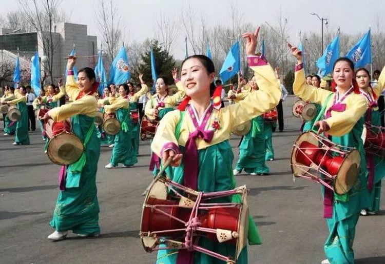 秋游丹东,枫叶红了,银杏黄了,欢快的朝鲜民族风情歌舞