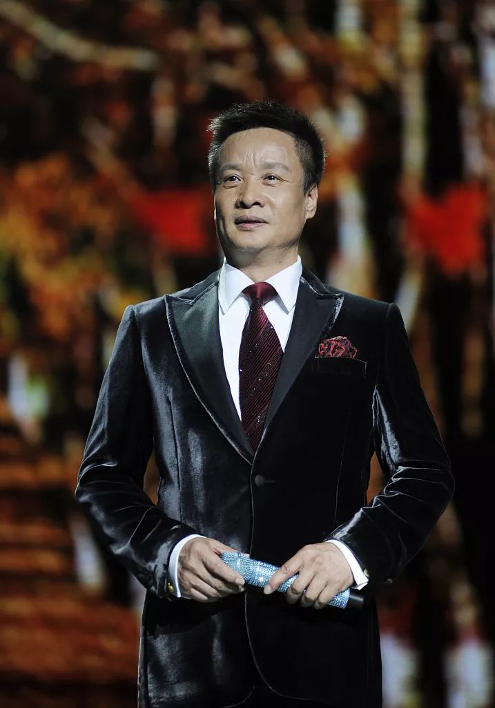 《小白杨》以其高远的意境,优美的旋律,经阎维文老师演唱后,好评如潮