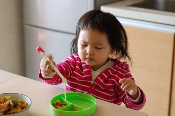 【90后俏妈育儿】孩子睡觉前，宁饿着也别吃这4种食物，不仅容易积食，还影响长个