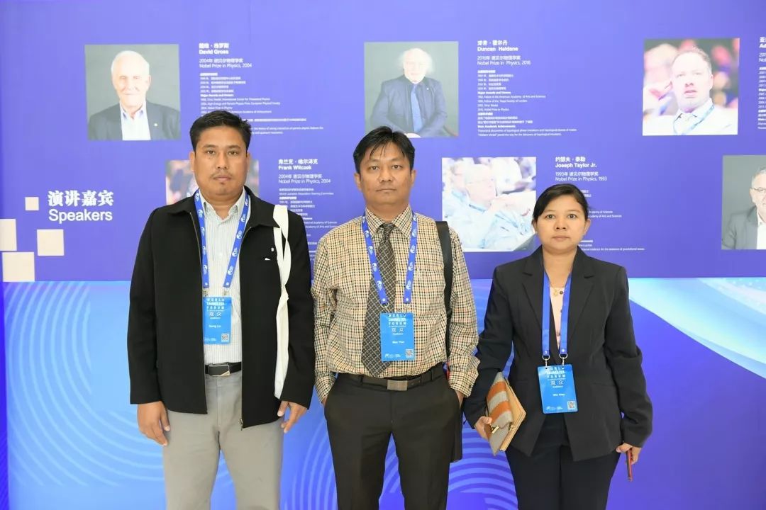 与会嘉宾在签到处合影迎候——诺奖大咖相聚滴水湖畔校党委书记李明福在