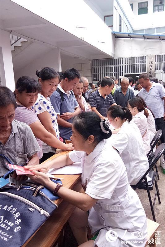 恭城:为4116名贫困人员办理门诊特殊慢性病卡