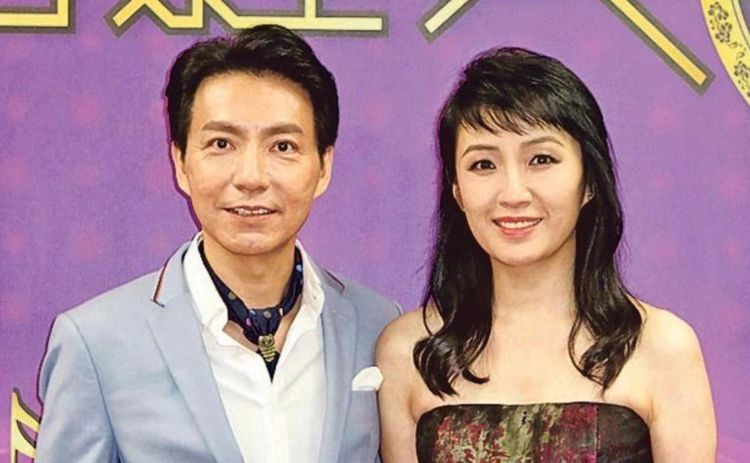 48岁何婉盈近照隐退23年气质依旧与儿相依为命至今未再婚