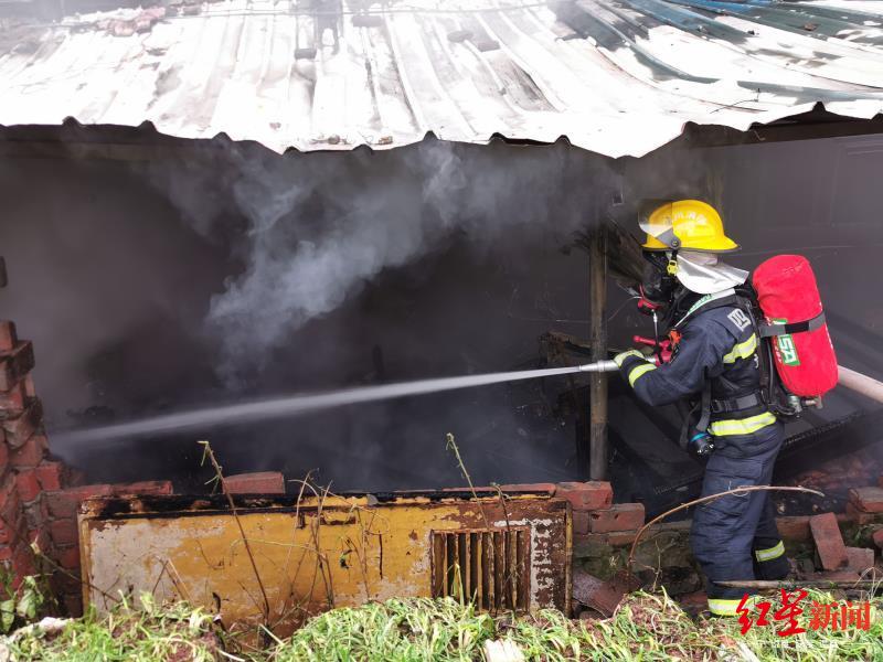 四川资阳民房着火 消防搭梯背下顶楼被困夫妇