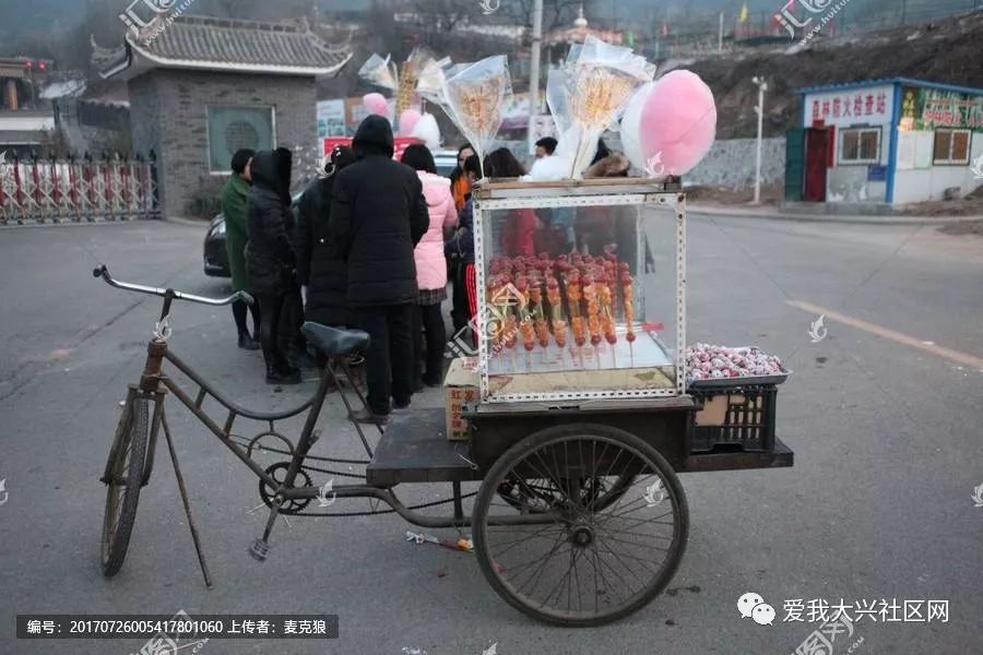 网络) 再后来 人们经常能在大街上见到 这种三轮车 有卖冰糖葫芦的 有