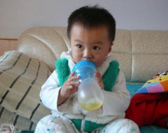 【90后俏妈育儿】孩子睡觉前，宁饿着也别吃这4种食物，不仅容易积食，还影响长个