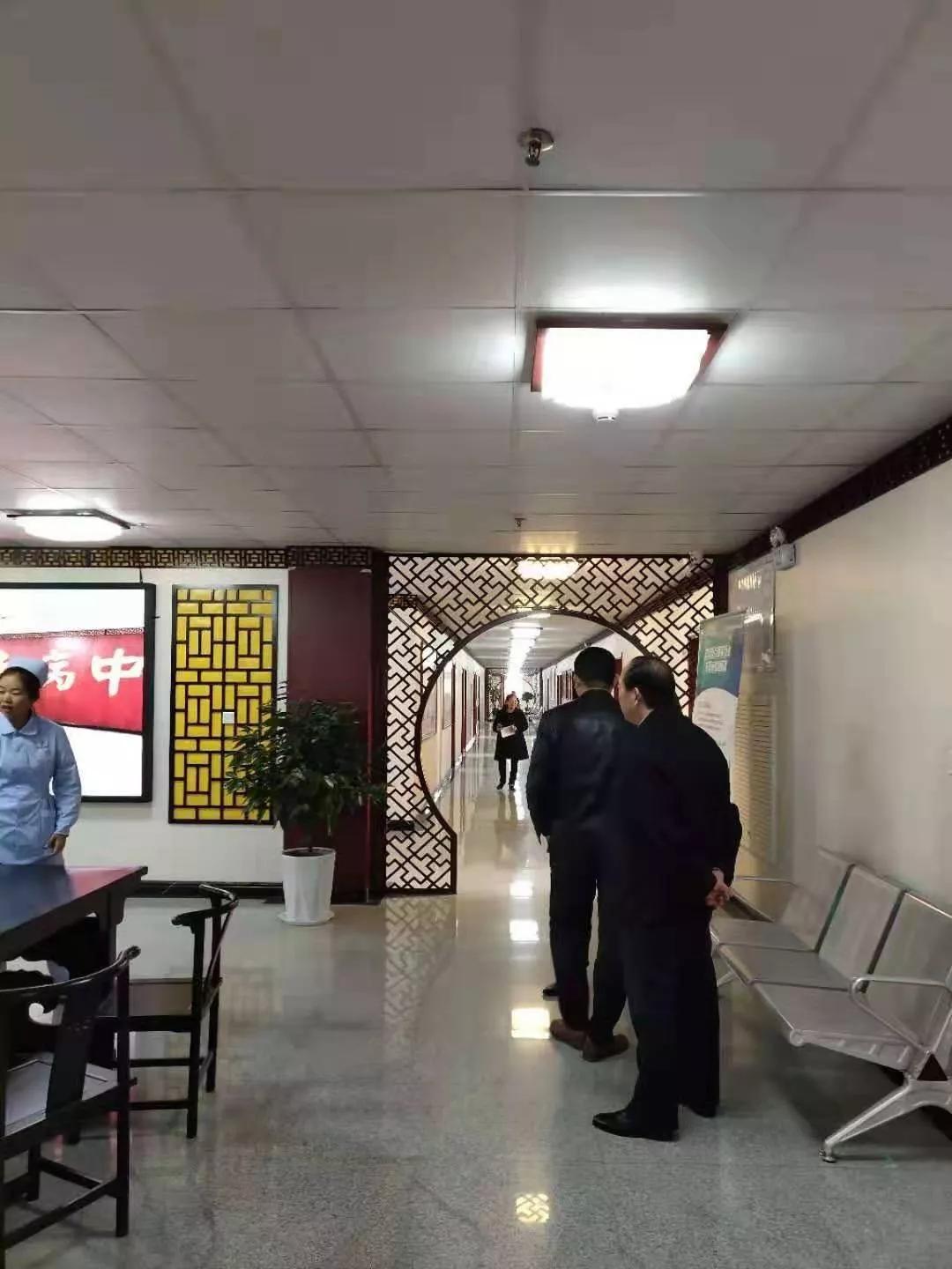秘书长谢忠民,副秘书长陈艺文,会员严振等一同前去贺喜,祝鹤壁市中医